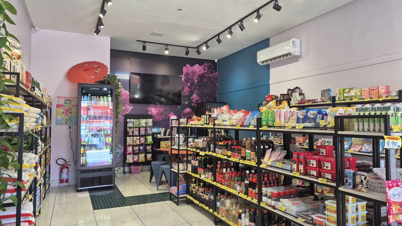 Interior da Tenda Oriental, com as prateleiras de produtos asiáticos
